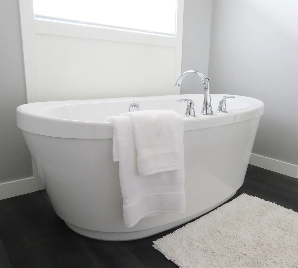 Petite salle de bain avec baignoire