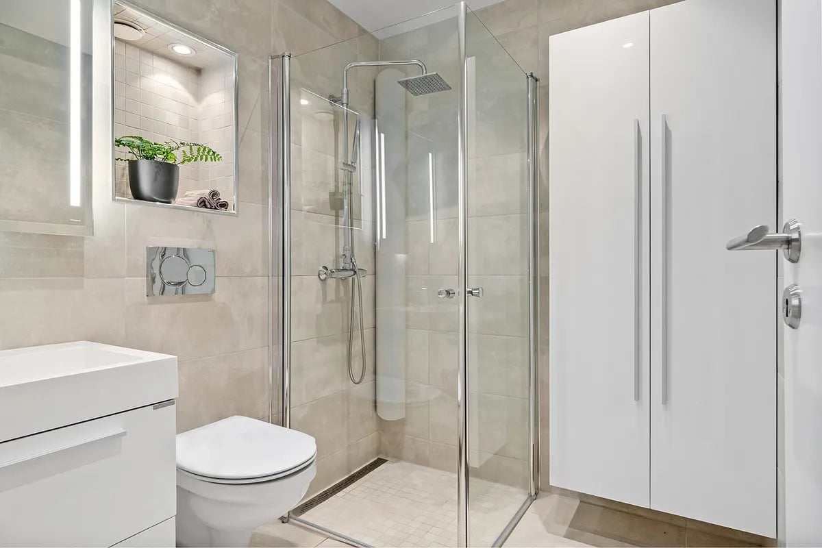 Douche à l'italienne dans une salle de bain claire