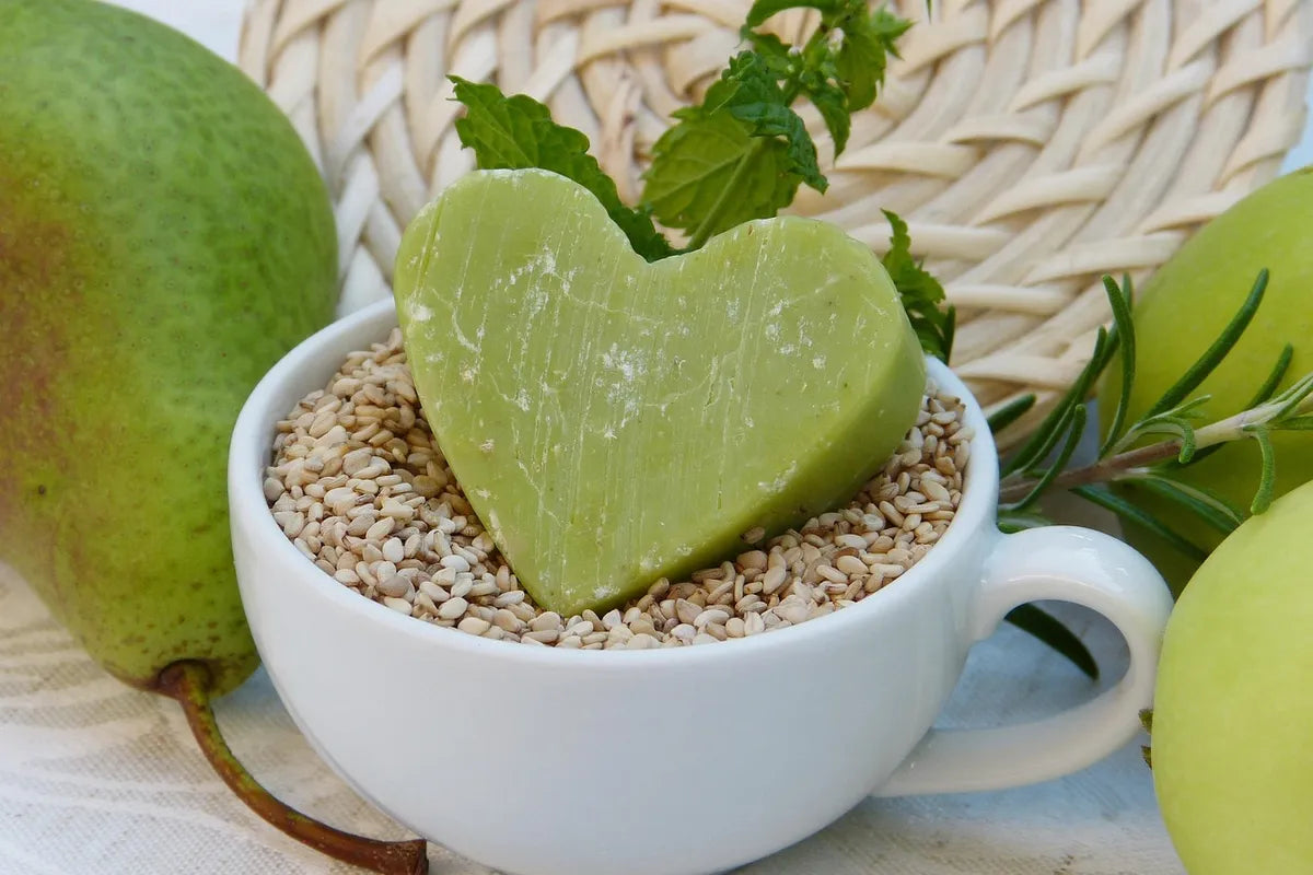 Savon vert dans une tasse