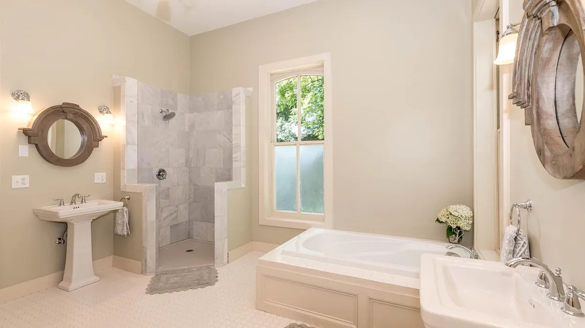 Salle de bain beige avec douche