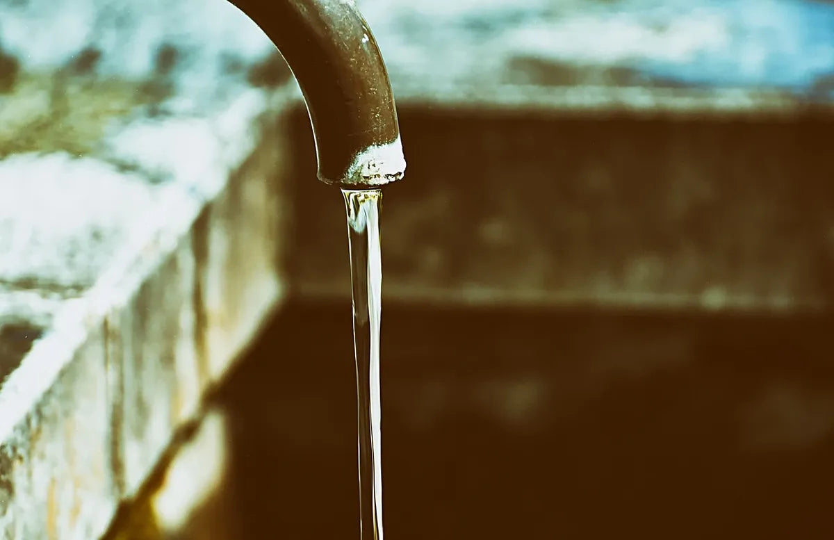 Robinet d'où s'écoule un filet d'eau