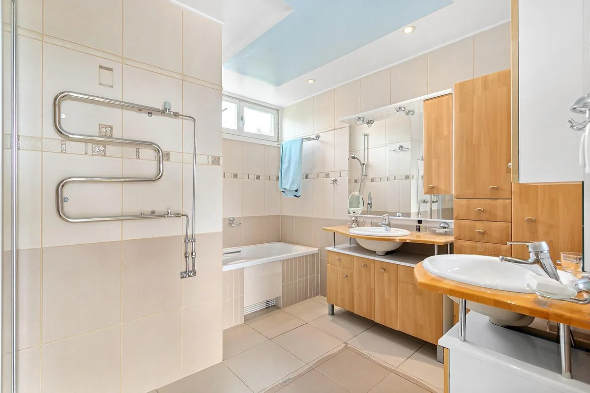 Salle de bain blanche et épurée