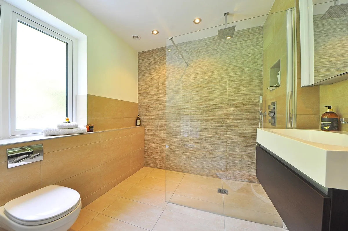 Salle de bain lumineuse avec baignoire