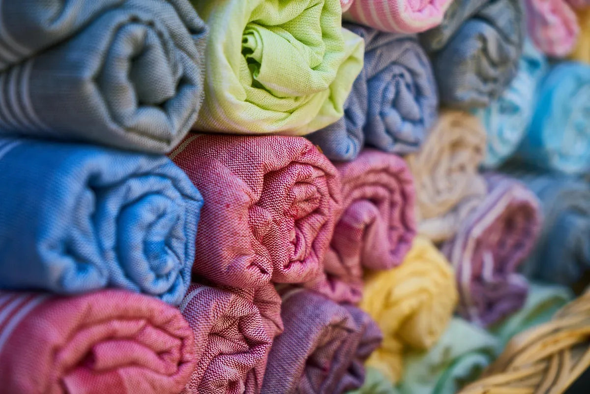 Serviettes de bain colorées pliées