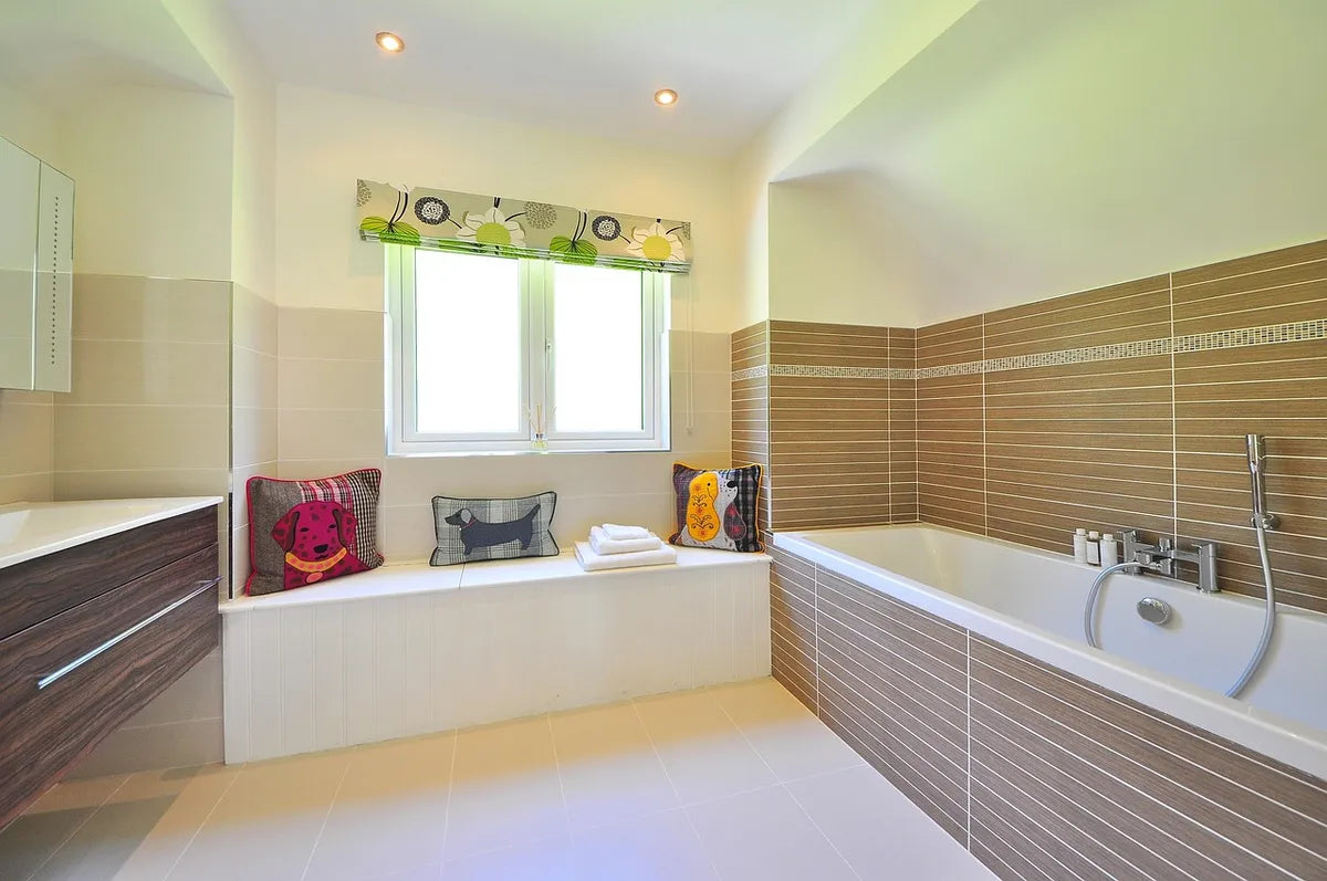 Salle de bain complète avec baignoire et douche