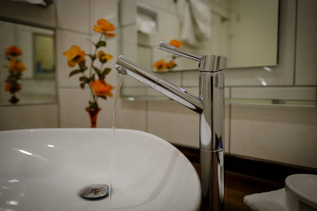 Salle de bain moderne avec baignoire