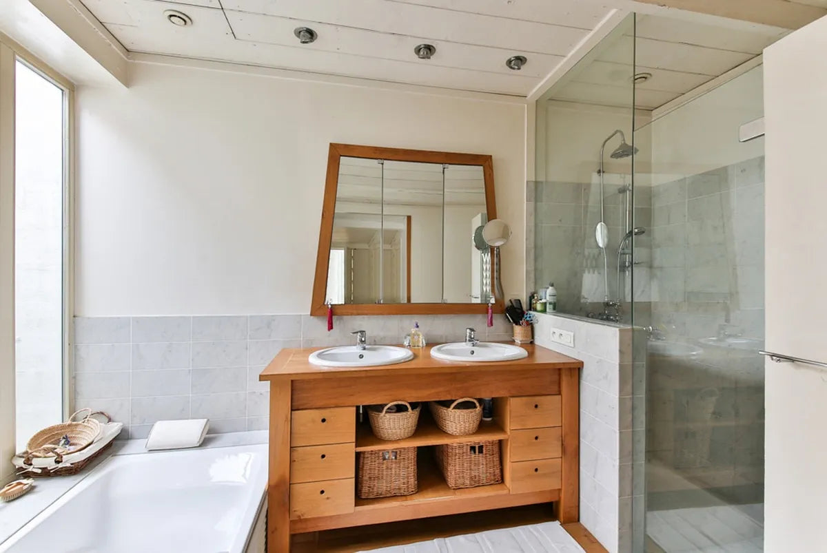Meuble de salle de bain en bois avec miroir