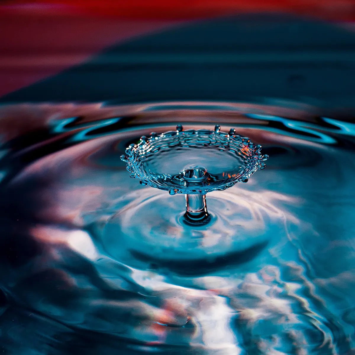 Goutte d'eau et reflets bleus