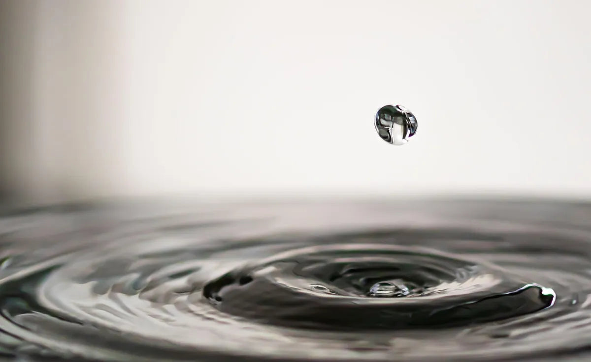 Goutte d'eau et ondulations sur l'eau