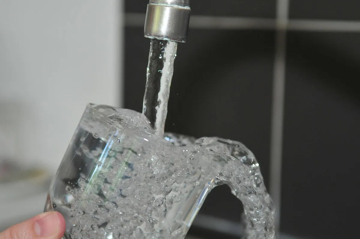 Eau coulant sur du verre