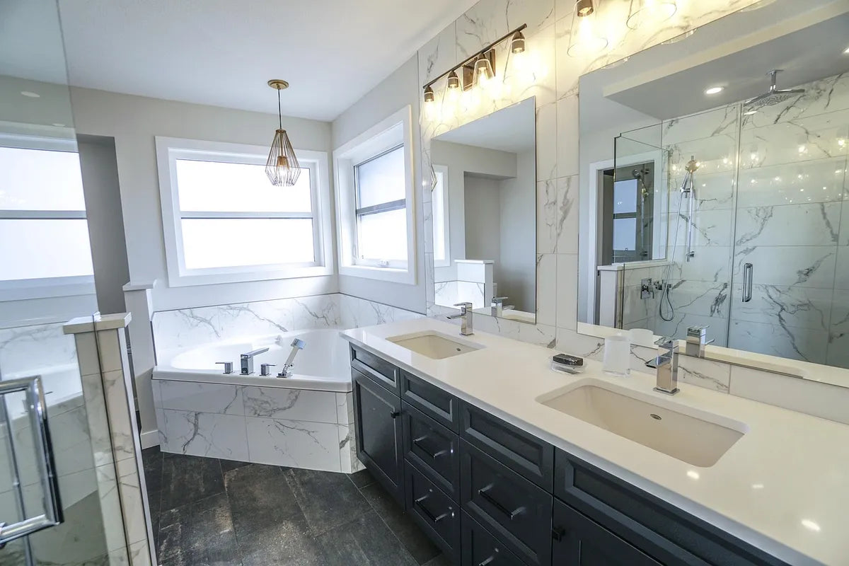 Salle de bain avec double vasque et miroirs