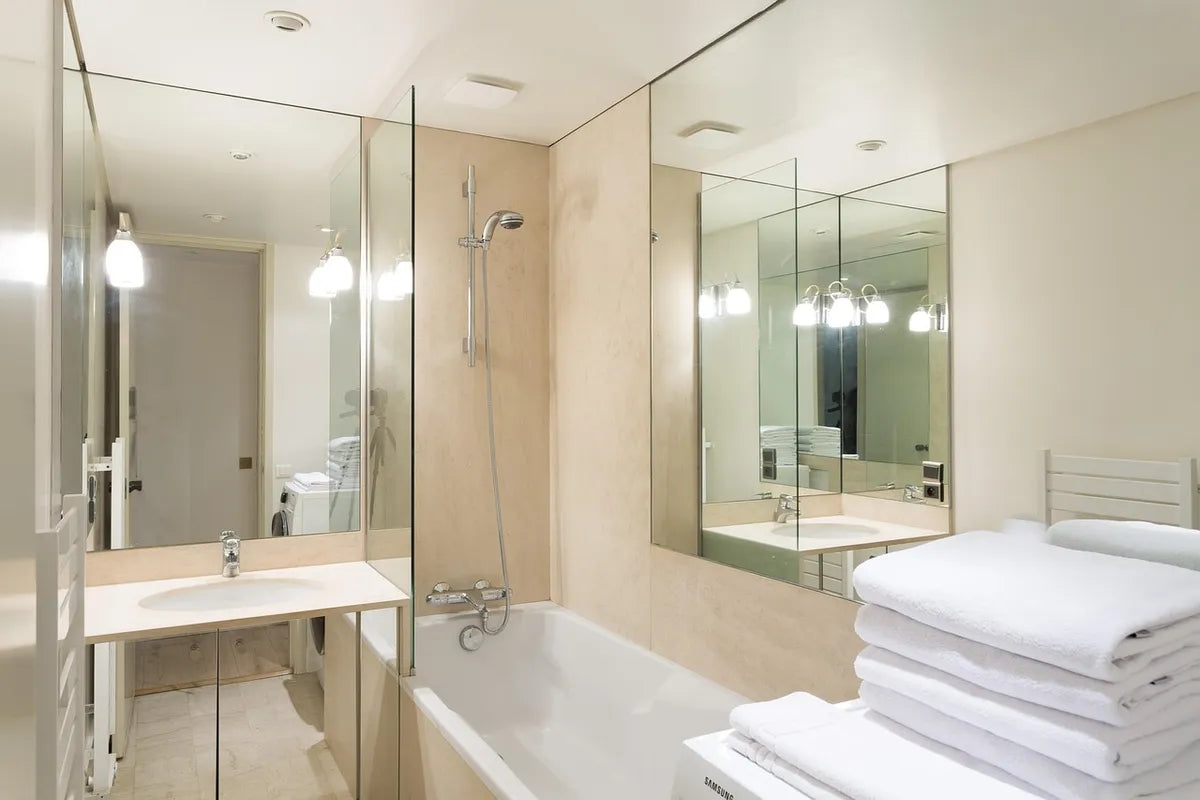 Salle de bain avec baignoire et douche