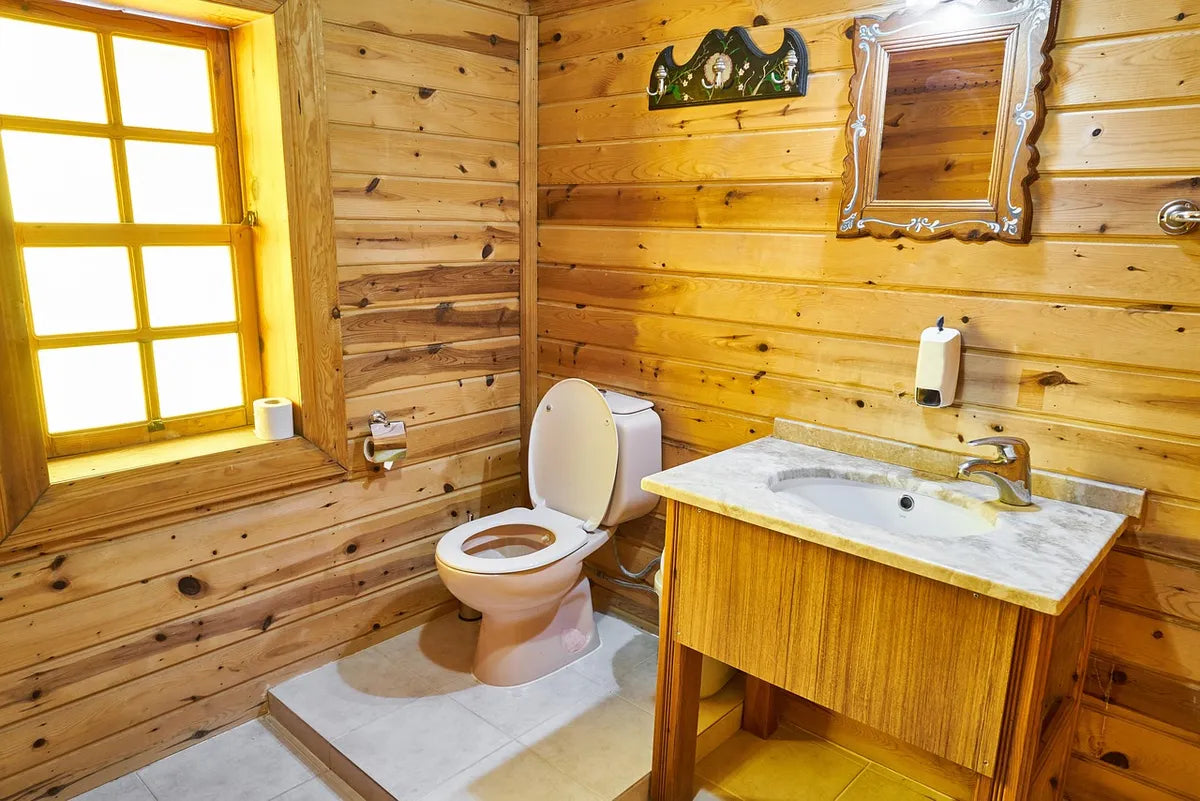 Salle de bain carrelée avec robinetterie