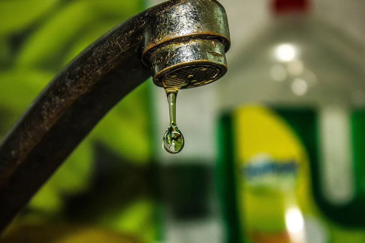 Robinet laissant tomber une goutte d'eau