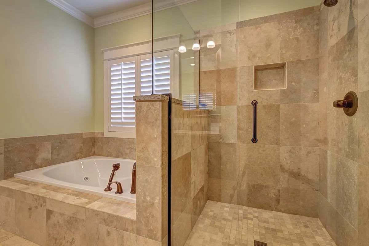 Salle de bain avec douche et carrelage