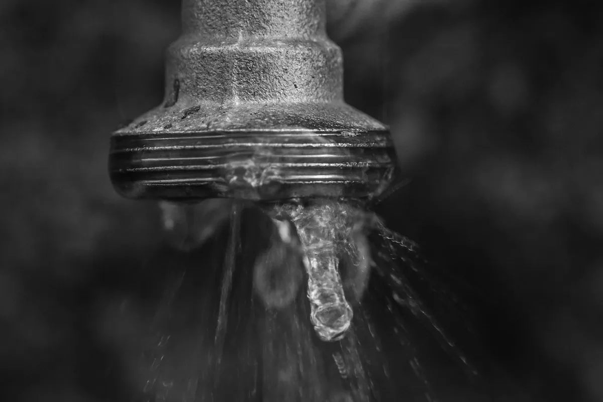 Jet d'eau sortant d'un robinet