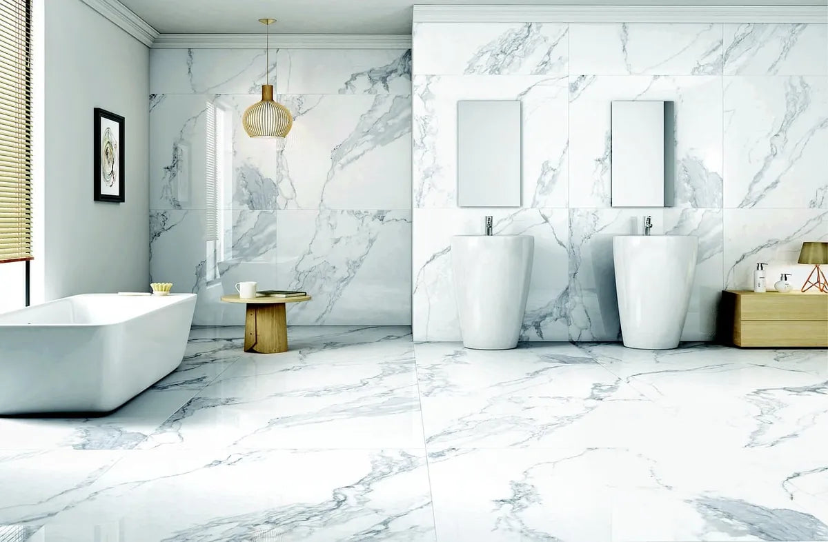 Salle de bain en marbre clair