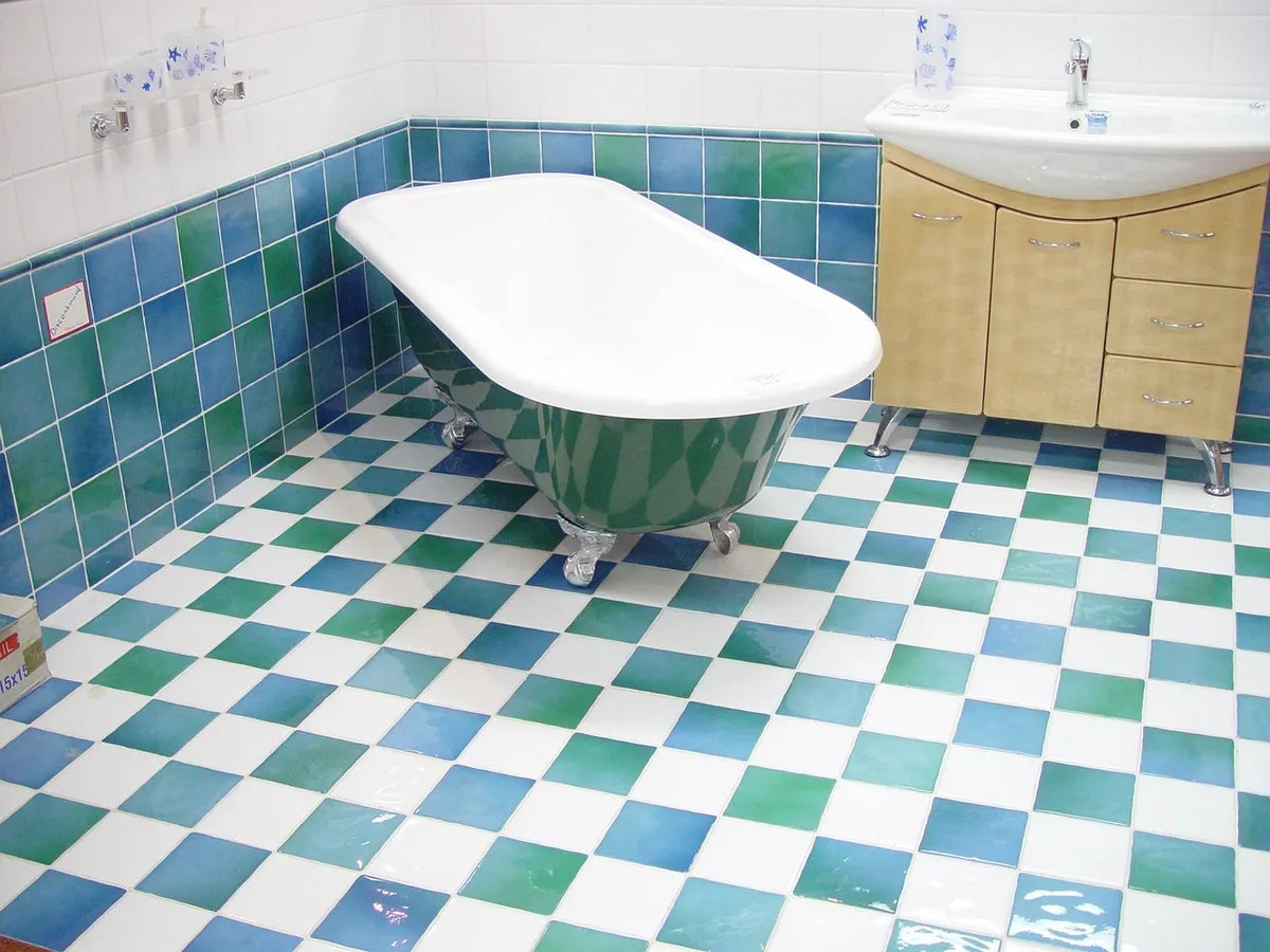 Baignoire sur pieds sur carrelage turquoise