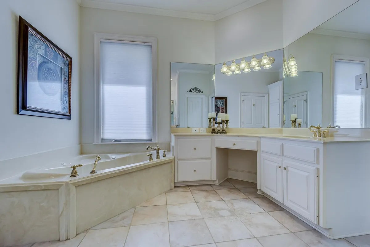 Salle de bain contemporaine spacieuse