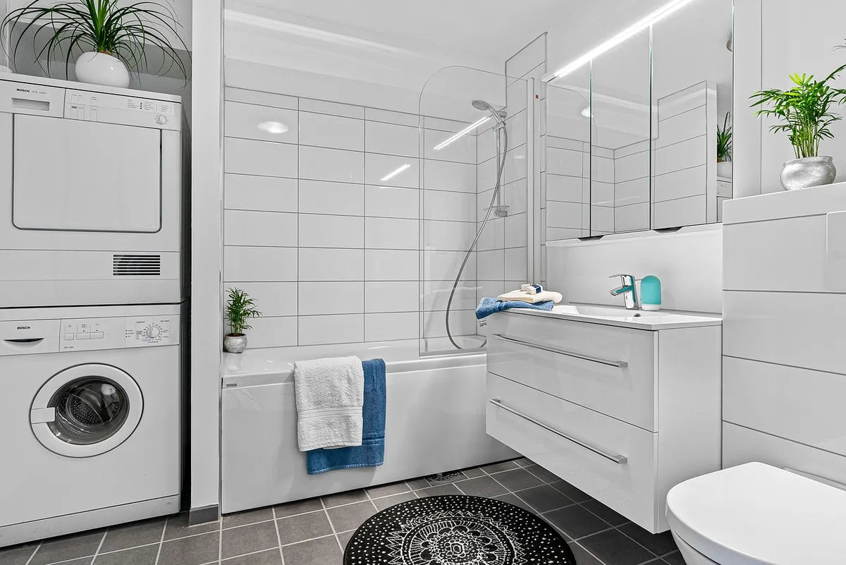 Salle de bain de luxe avec baignoire et douche
