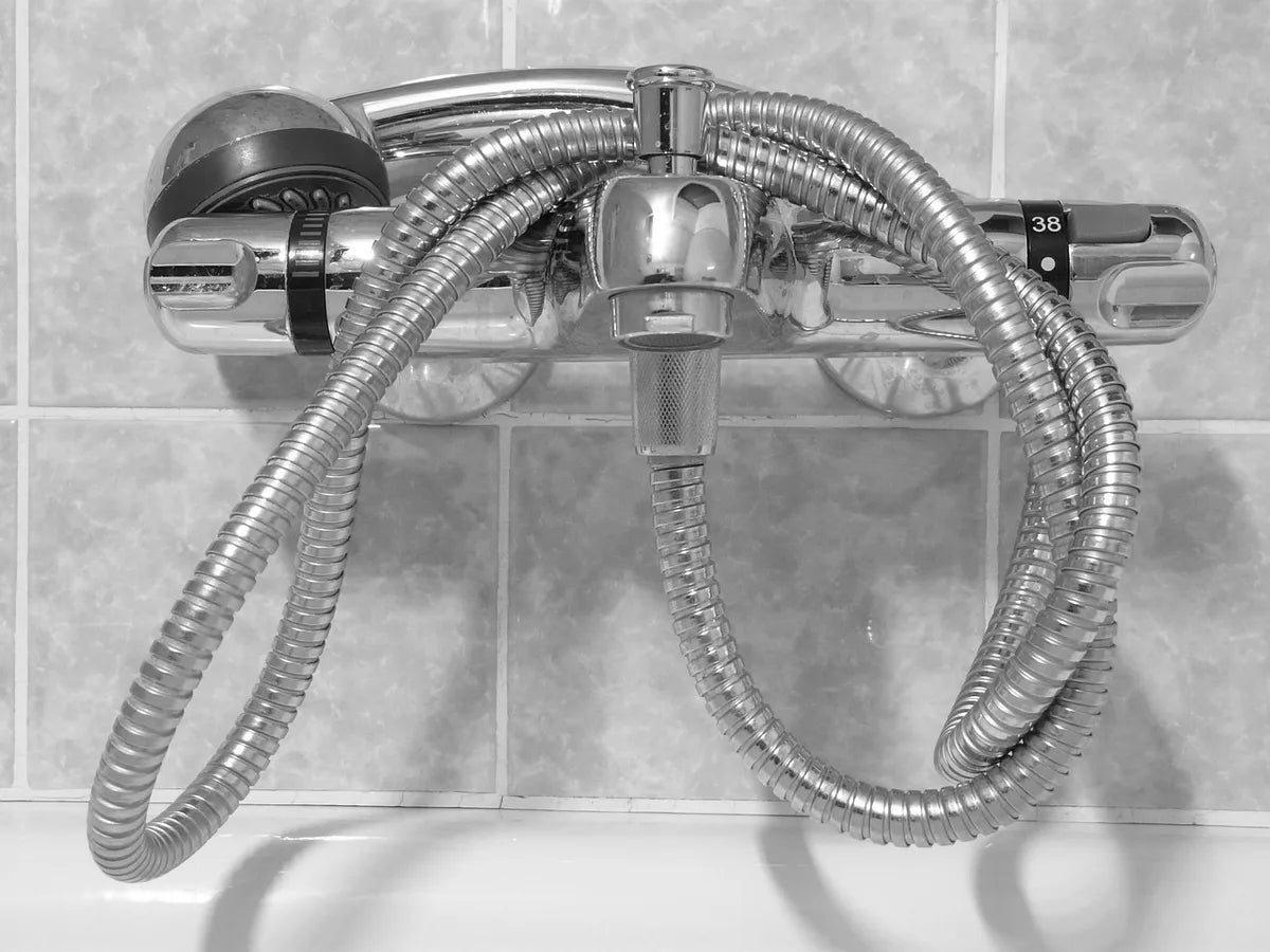 Mitigeur de baignoire avec flexible de douche chromé