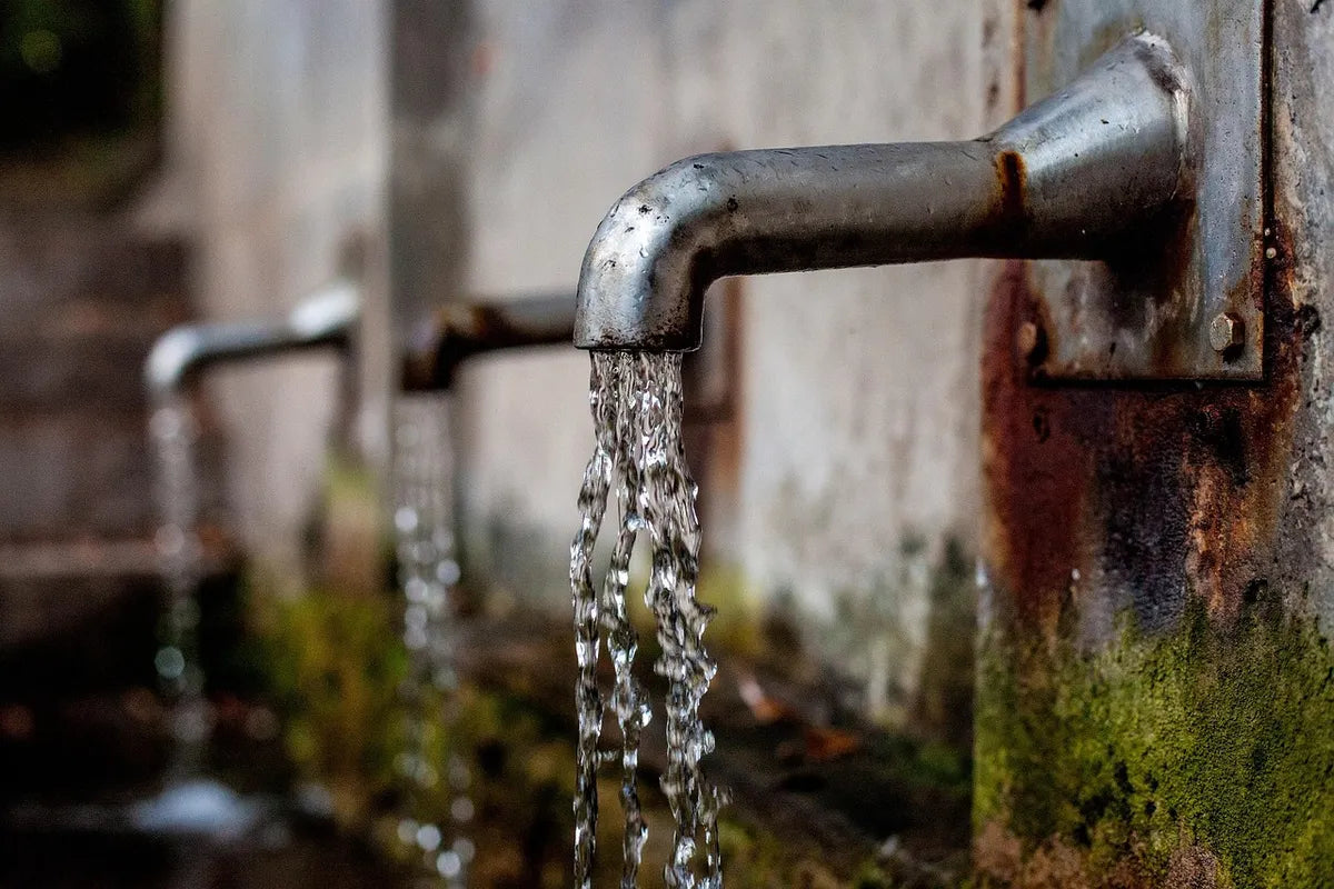 Robinet laissant couler de l'eau
