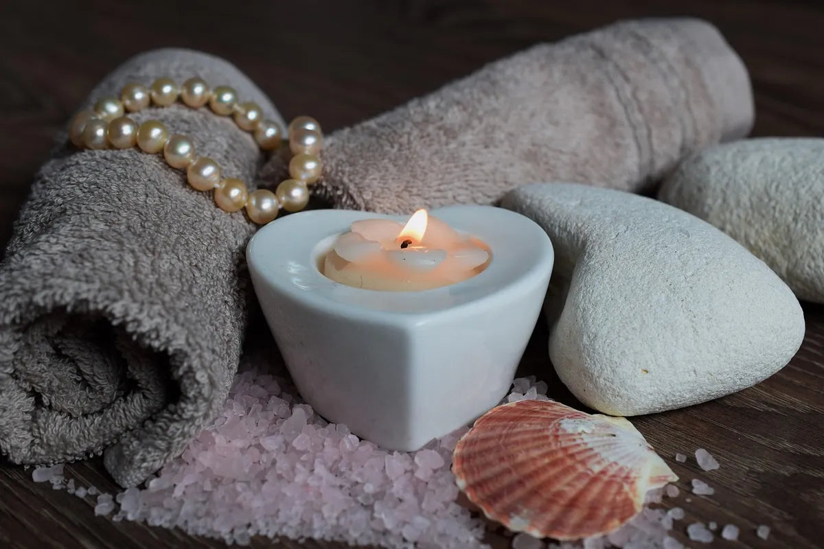 Ambiance spa avec bougie et galets