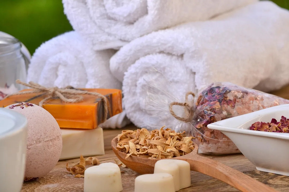Serviettes et herbes aromatiques, ambiance spa