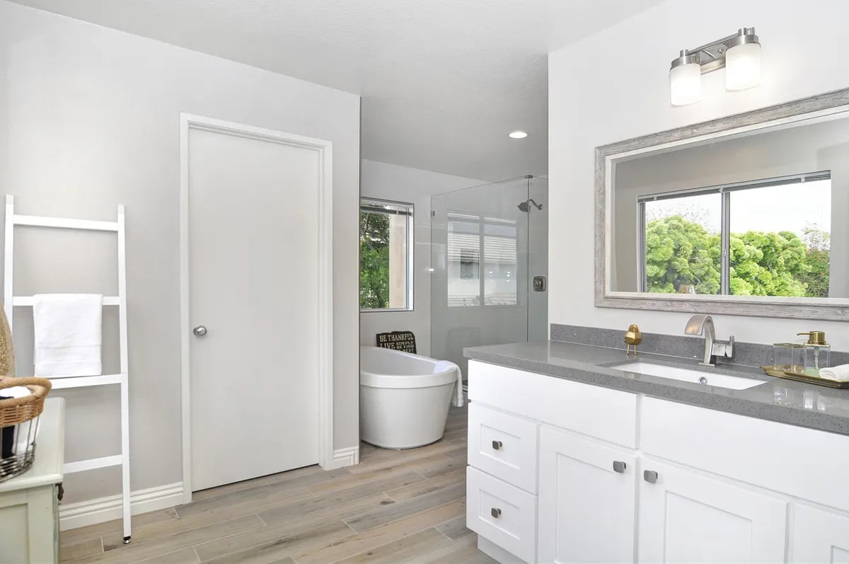 Salle de bain blanche avec meuble vasque
