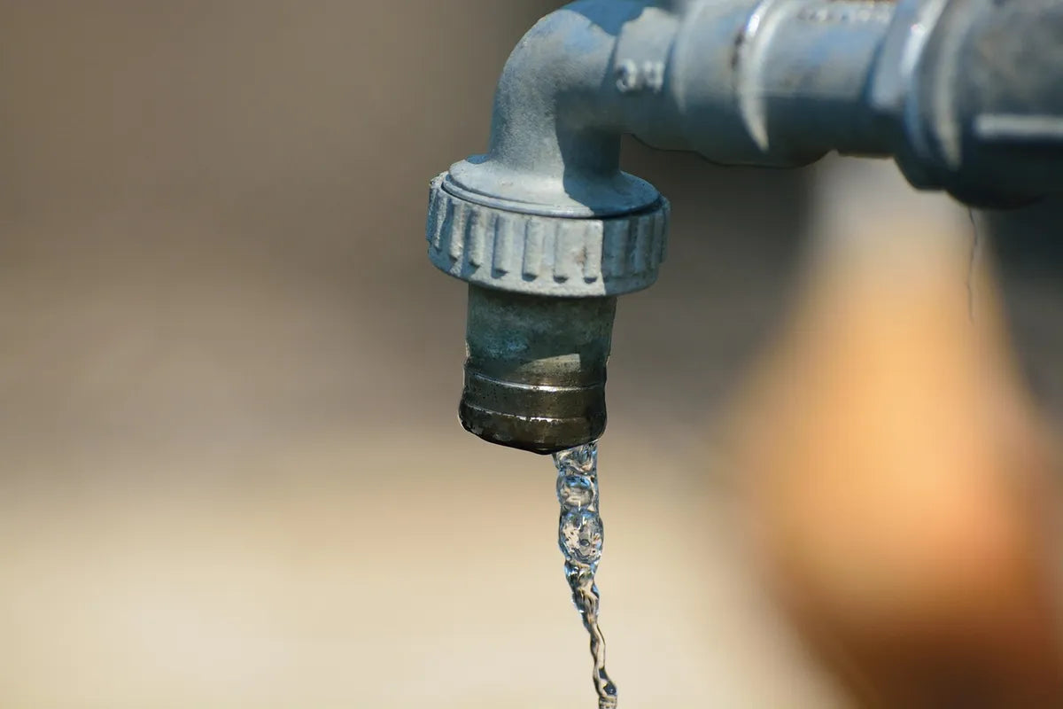 Jet d'eau puissant sortant d'un robinet