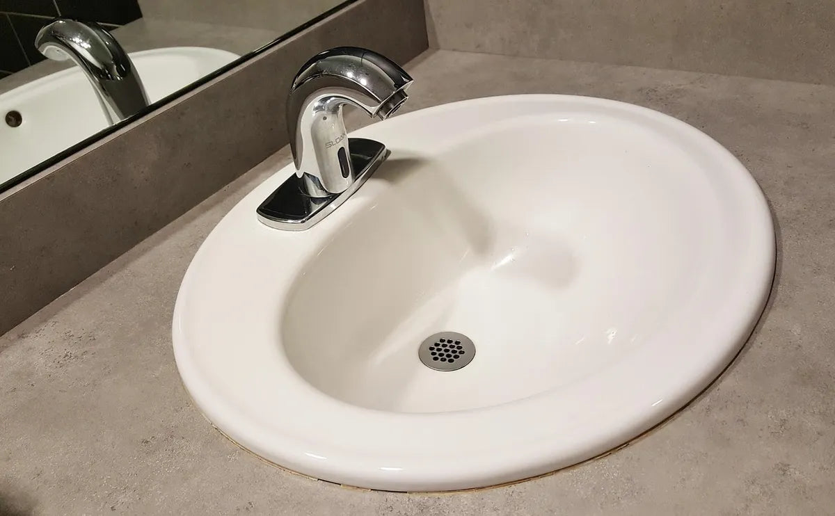 Lavabo blanc avec robinet