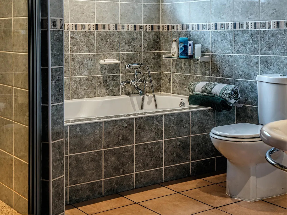 Salle de bain moderne avec paroi de douche en verre