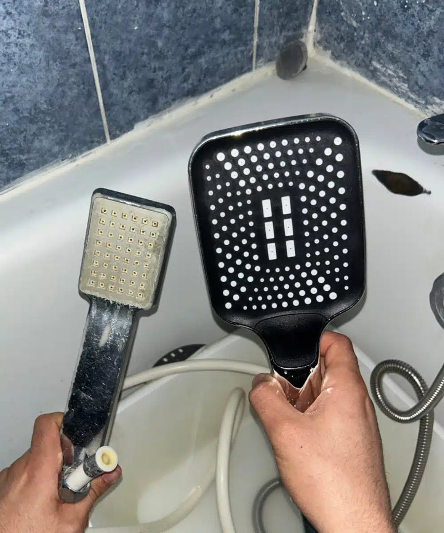 Ancien pommeau de douche encrassé à côté d’un pommeau Showerpulse