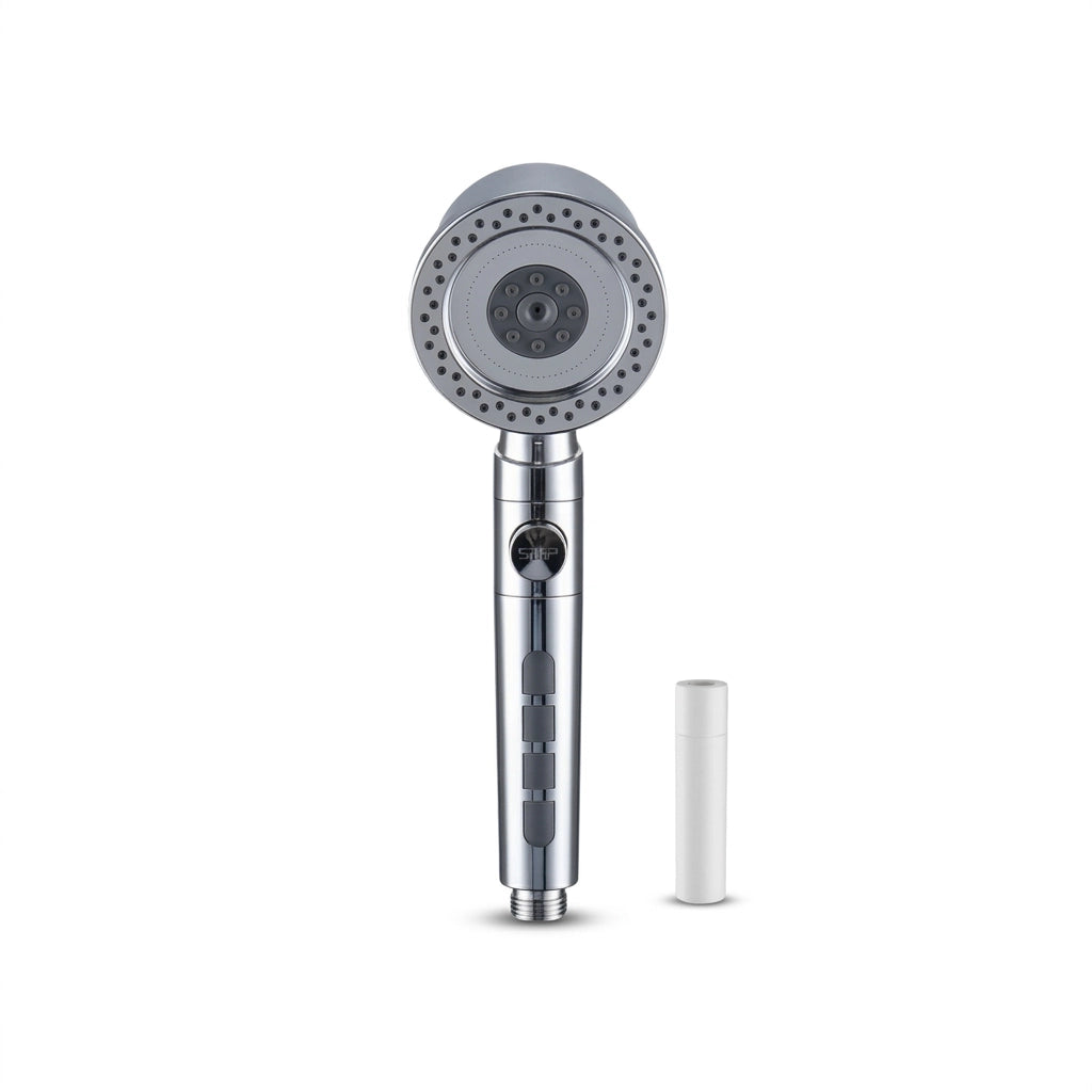 Pommeau de douche anticalcaire avec jet puissant vu de face sur fond blanc