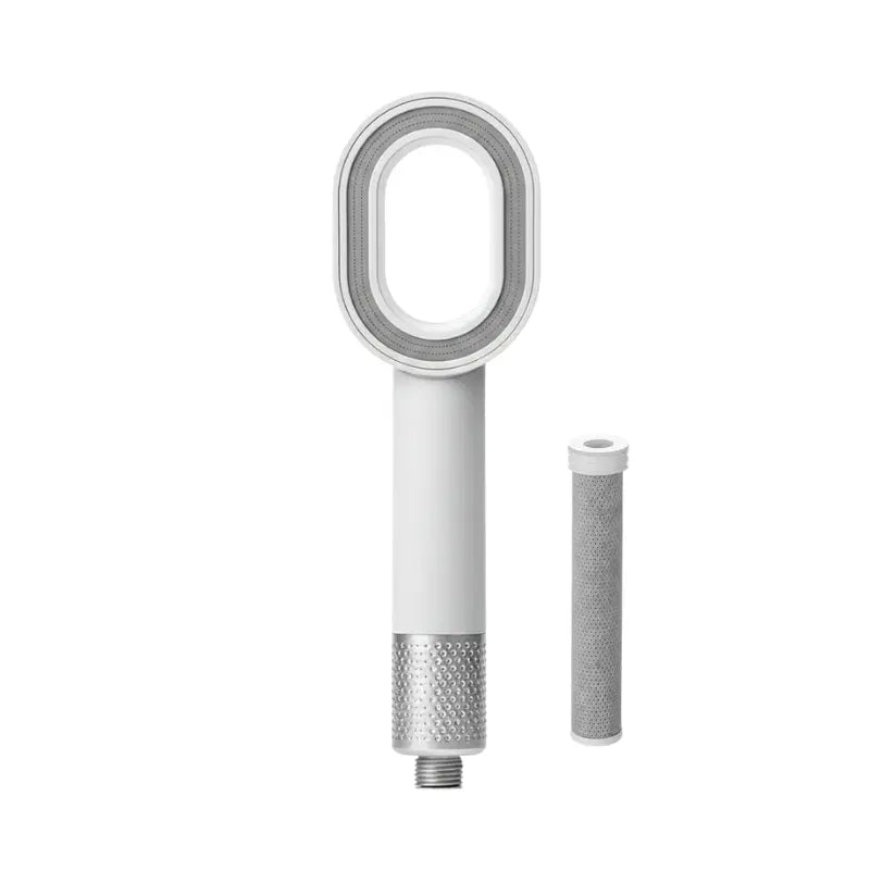 pommeau ovale blanc avec filtre carbone gris sur font blanc