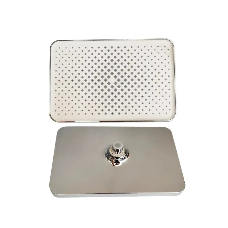 Pommeau de douche à pluie suralimenté blanc sur fond blanc