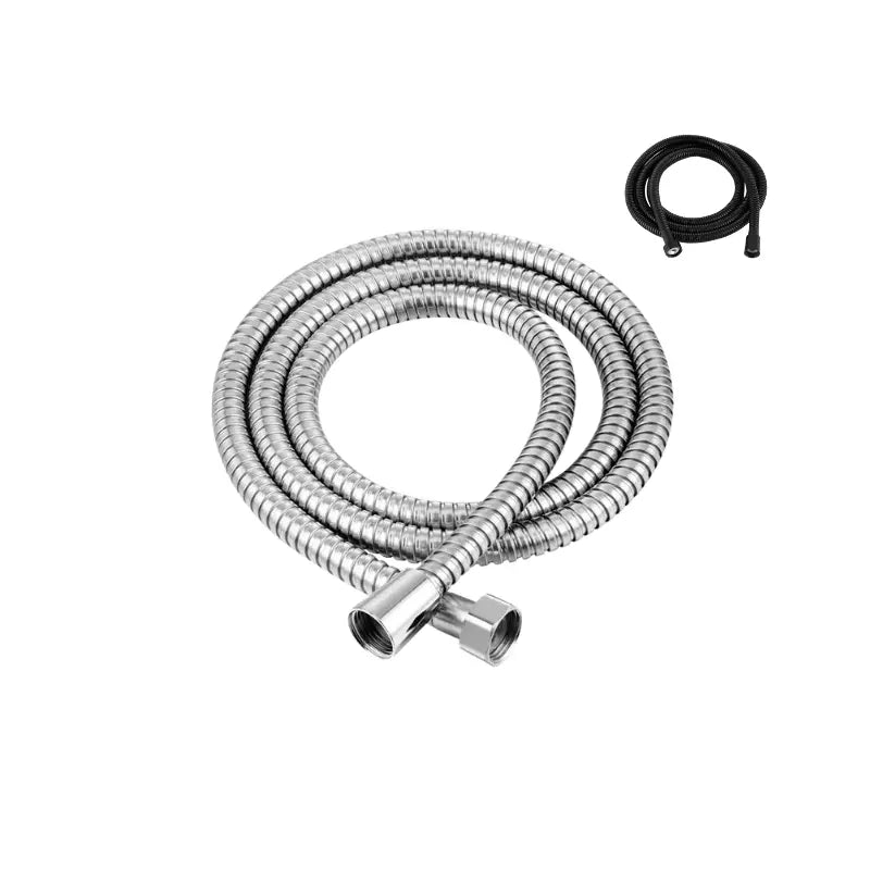 Raccord de douche argent et noir sur fond blanc