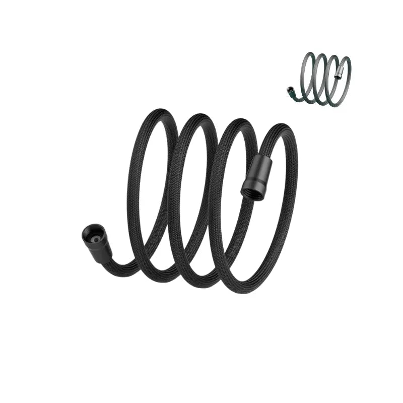 Raccord de douche tréssé noir et gris sur fond blanc