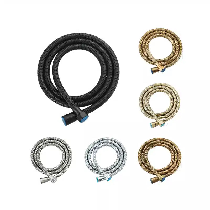 Raccords de douche de différente couleurs sur font blanc