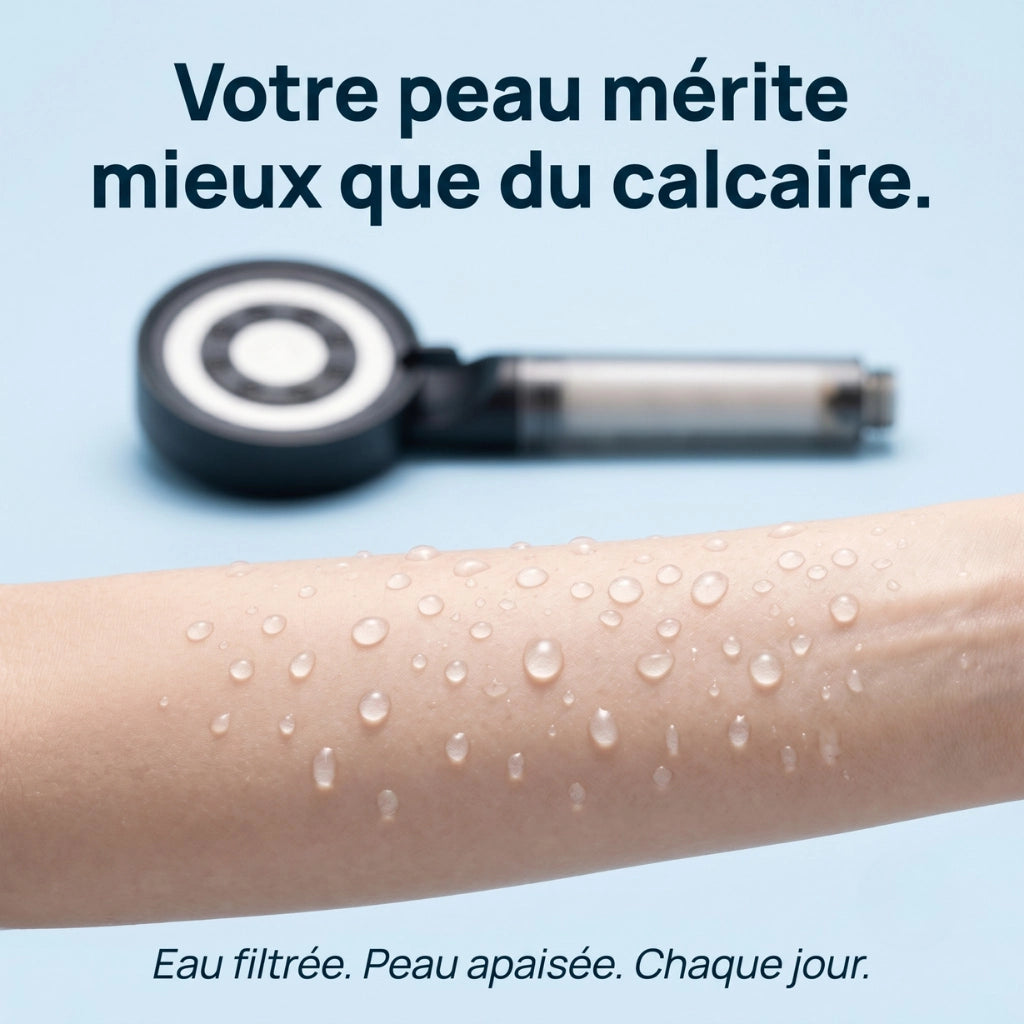 Pommeau de douche haute pression vu en flou montrant un bras avec des gouttes d'eau sur fond bleu.