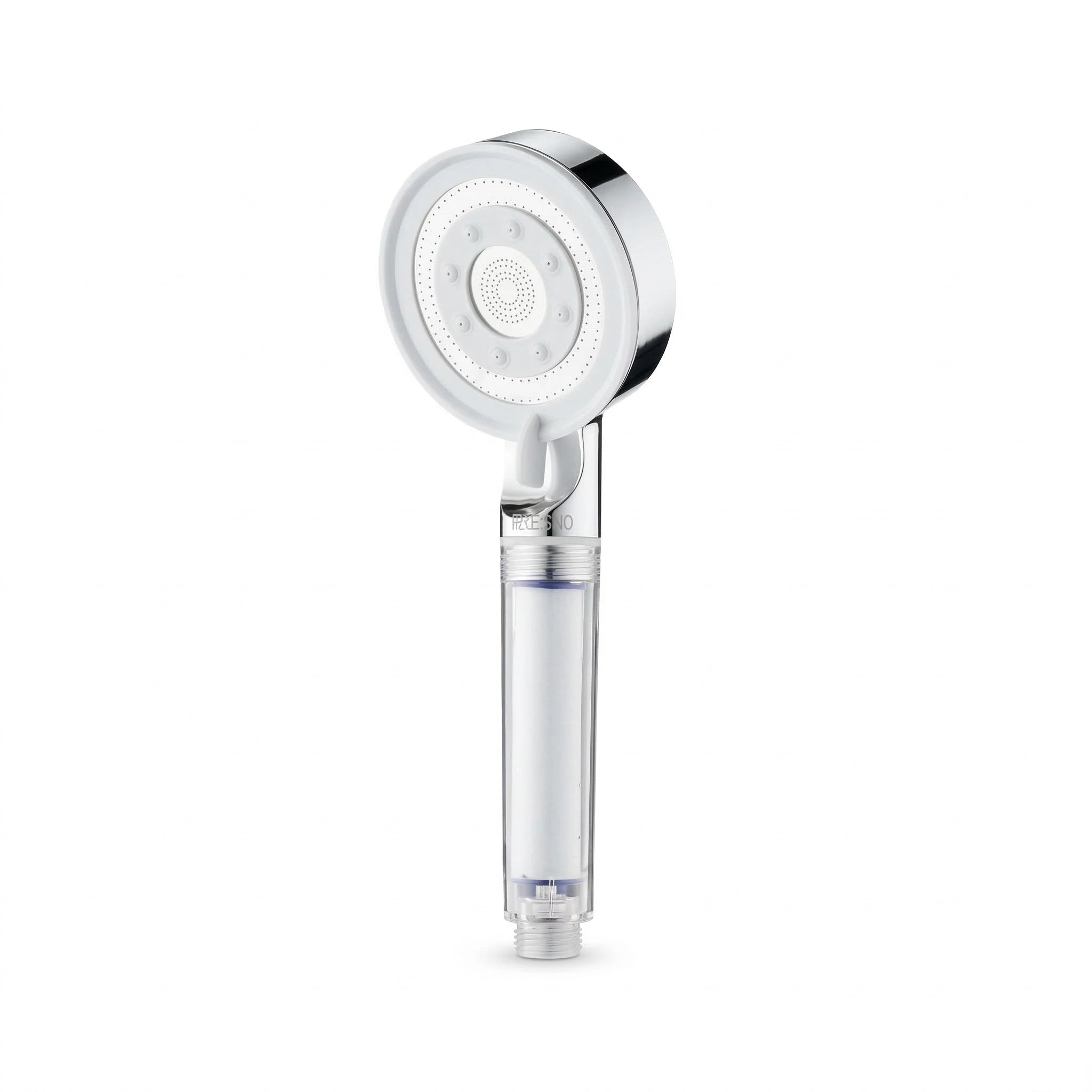 Pommeau de douche avec système de filtration anticalcaire incliné sur fond blanc