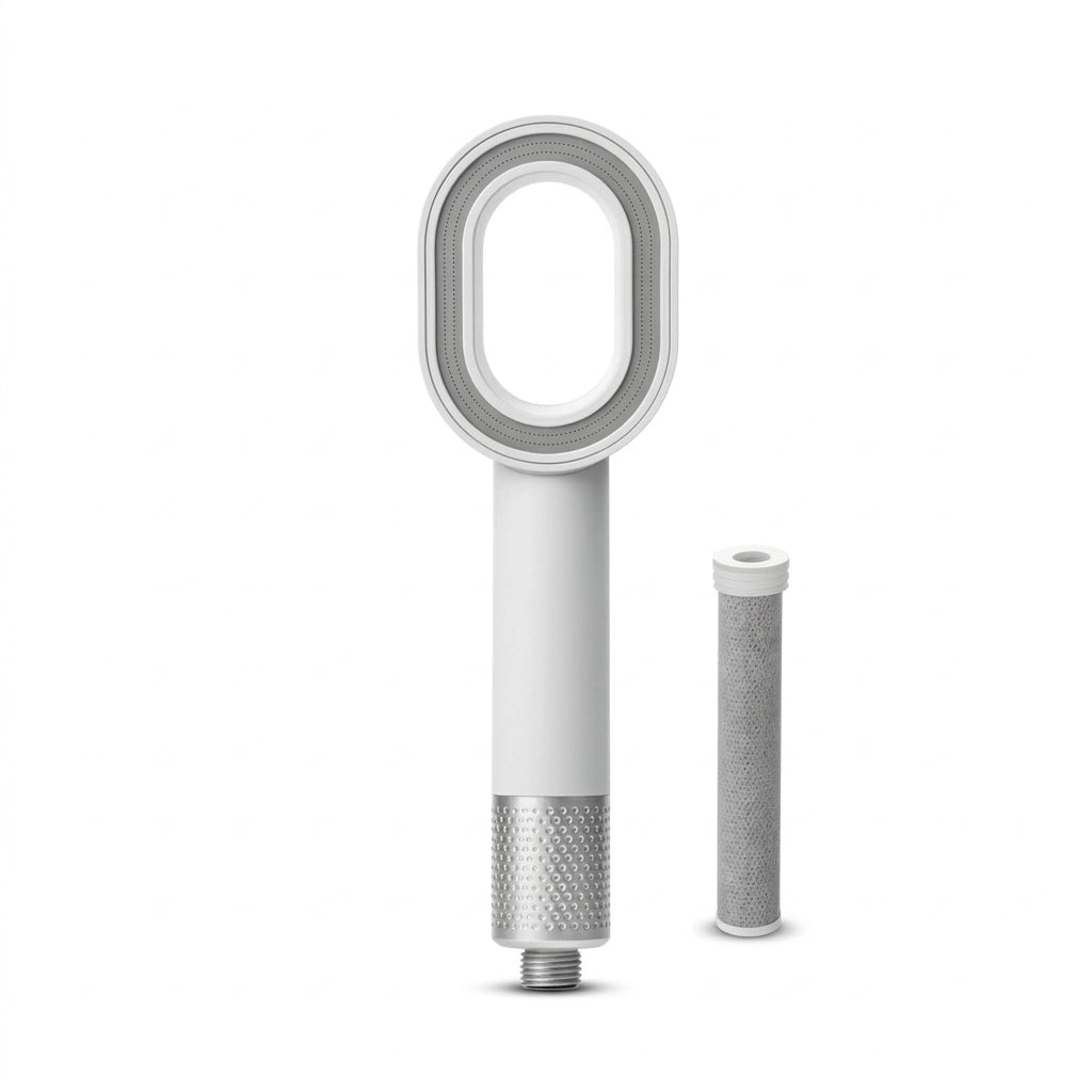 Pommeau de douche anticalcaire haut de gamme vu de face sur fond blanc