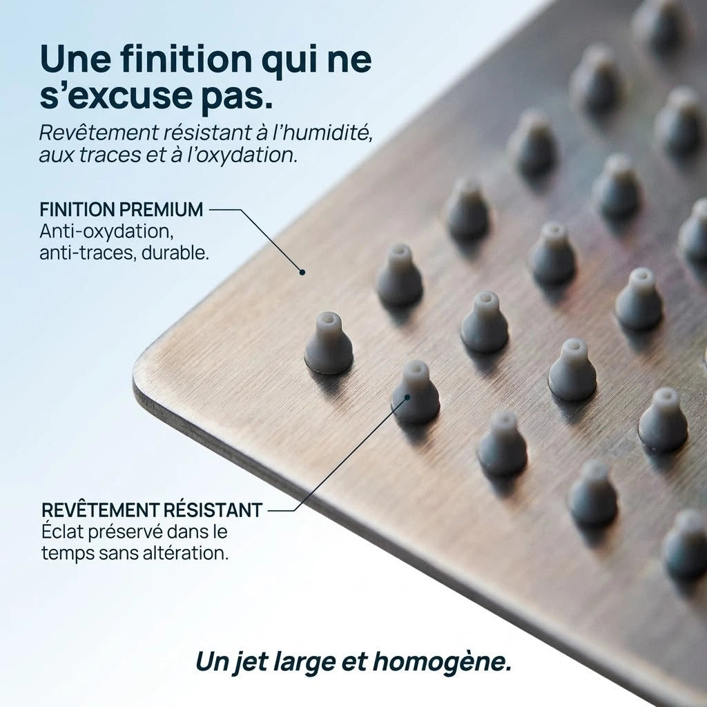 Pommeau de douche carré en acier inoxydable - vue de côté sur fond blanc