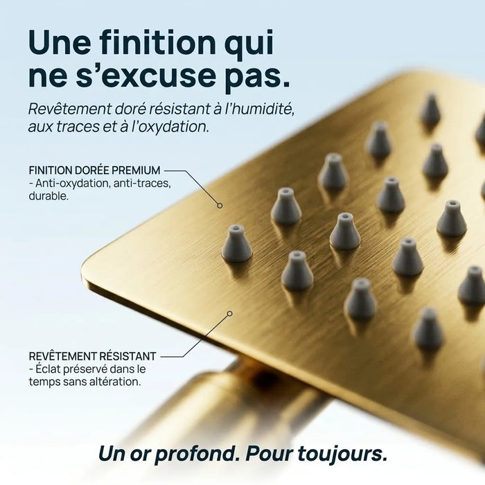 Gros plan sur la finition or brossé et les buses du pommeau de douche carré