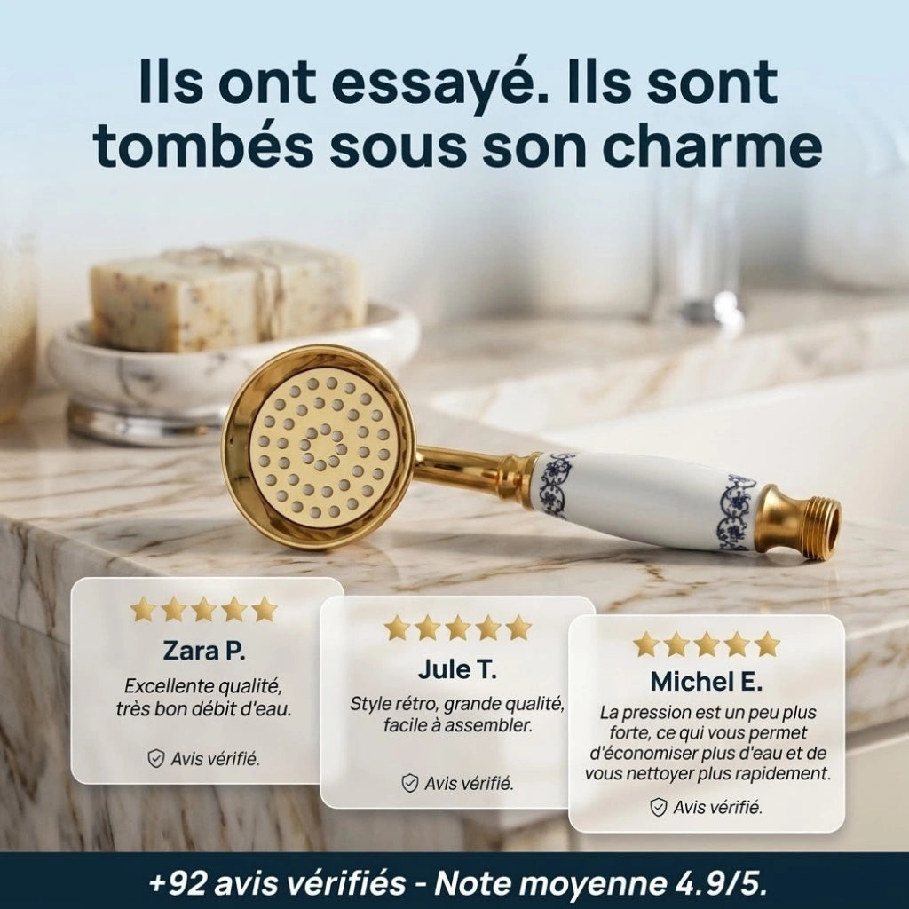 Pommeau de douche doré vintage à buses motif fleur - vue de détail sur fond blanc