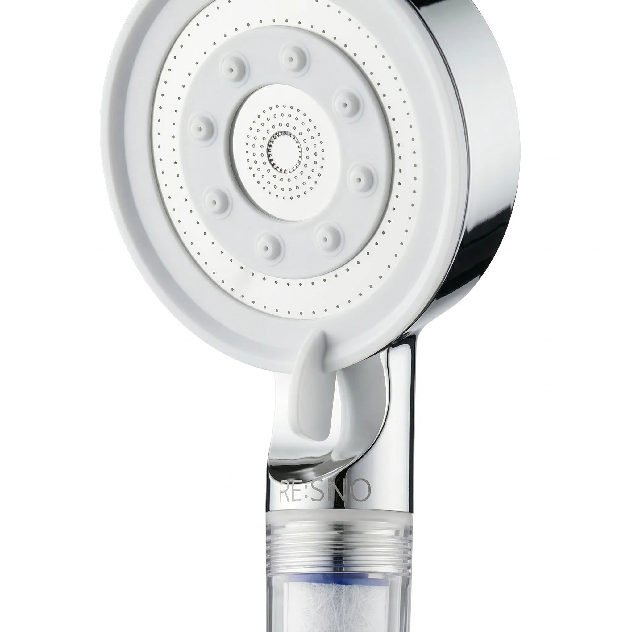 Détail d’un pommeau de douche avec filtre pour réduire le calcaire dans l’eau