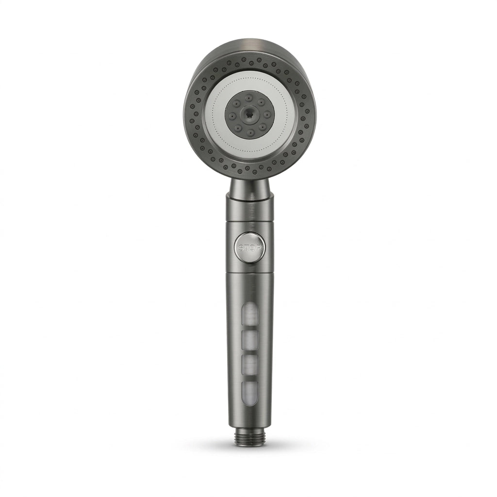 Pommeau de douche anti calcaire avec jet puissant vu de face sur fond blanc