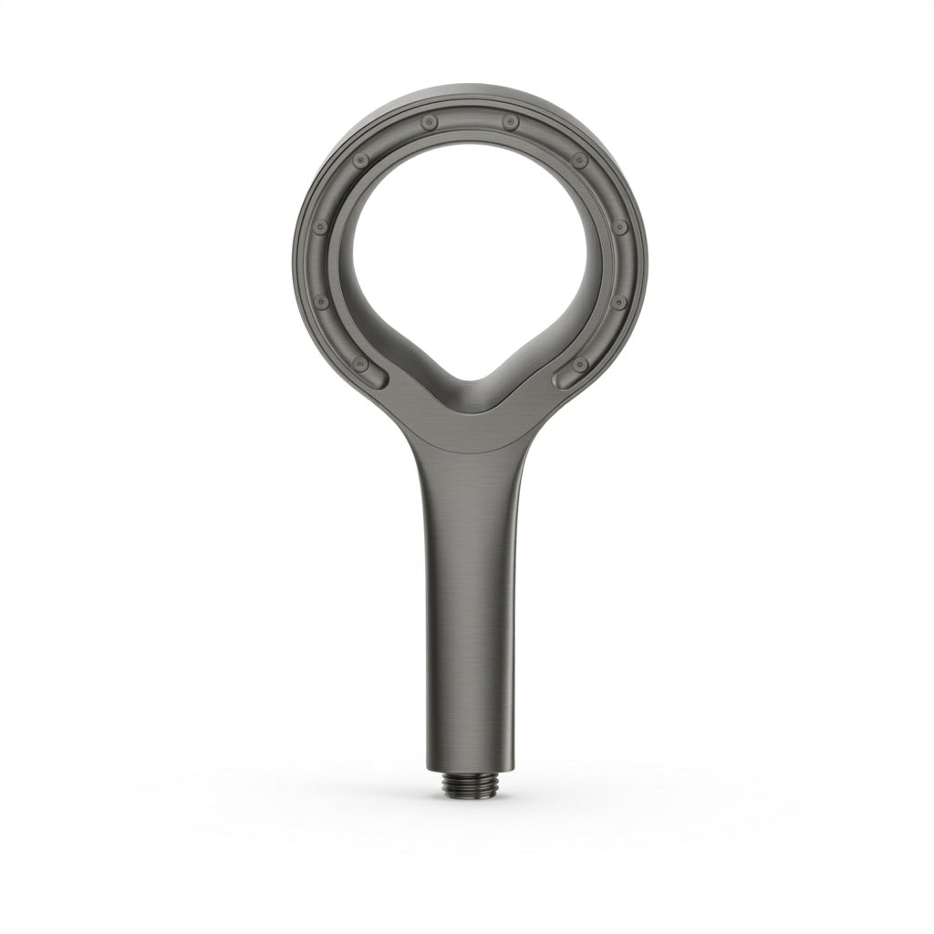 Pommeau de douche gris haute pression pressurisé vu de face sur fond blanc