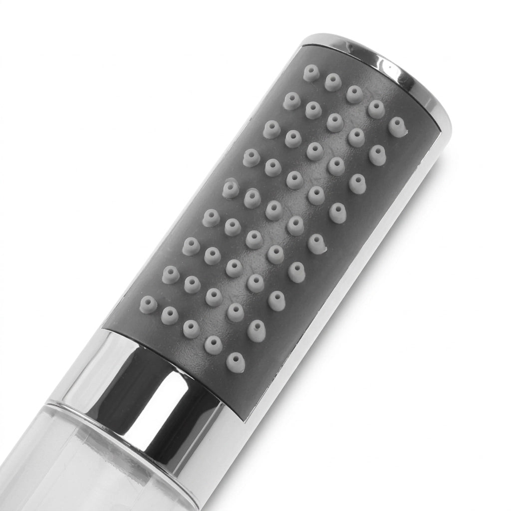 Détail d’un pommeau de douche compact avec lumière led intégrée