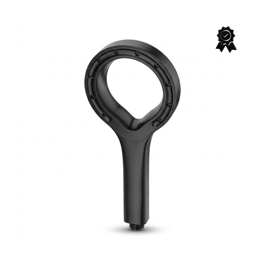 Pommeau de douche noir haute pression présenté de côté sur fond blanc